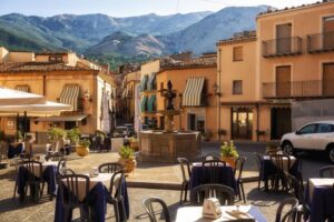 Castelbuono-ITALY-August-4-2023.-Fountain-and-cafes-cm.jpg